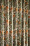 Close-up van een groen gordijn met een gedetailleerde bloemenprint in oranje, wit en paars.
