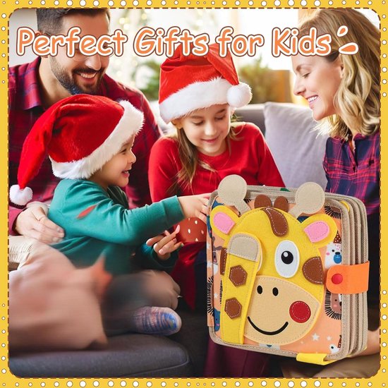 Gezin met kerstmutsen die een stoffen giraffenboek bekijken. De titel 'Perfect Gifts for Kids' staat bovenaan.