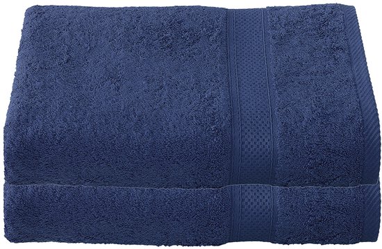 Une serviette de bain bleu foncé pliée avec un bord tissé subtil.