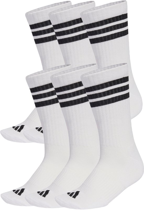 Six paires de chaussettes de sport blanches avec trois bandes noires à la cheville et un logo Adidas noir sur le pied.