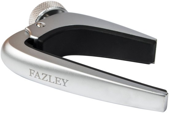 Zilverkleurige Fazley gitaarcapo, liggend, met 'FAZLEY' opschrift.