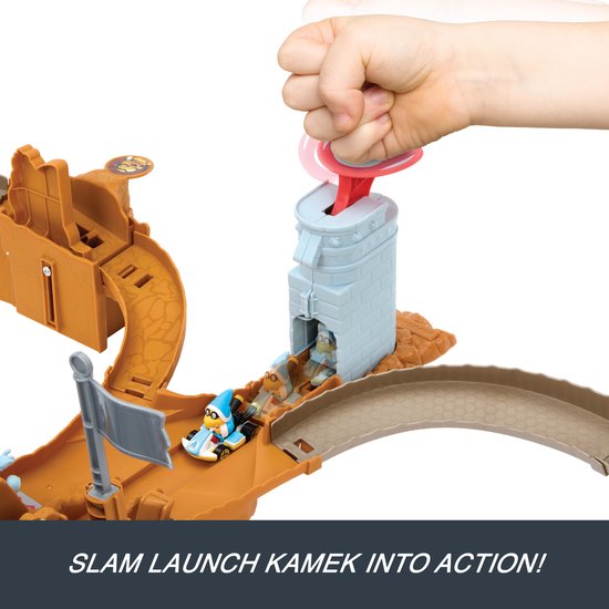 Hand lanceert een blauwe en witte Kamek-auto met een rode trekker op de Hot Wheels Mario Kart Bowser's Castle Raceway.