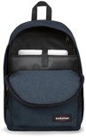 Donkerblauwe Eastpak rugzak geopend om een laptopvak en een voorvak te tonen. Eastpak logo op de voorkant.