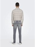 Man in grijze jeans en een beige geruit overhemd, gezien vanaf de achterkant.