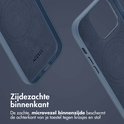 Zijdezachte microvezel binnenkant van een donkerblauwe telefoonhoes ter bescherming.