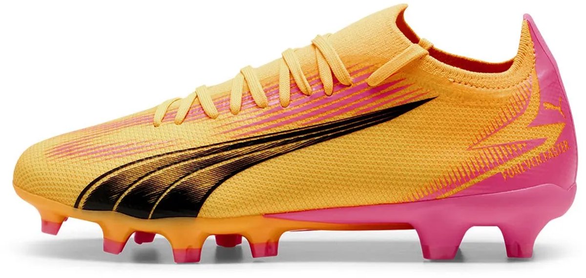 Puma Ultra Match FG/AG voetbalschoenen in oranje met zwarte en roze accenten, lichtgewicht mesh en GripControl-huid.