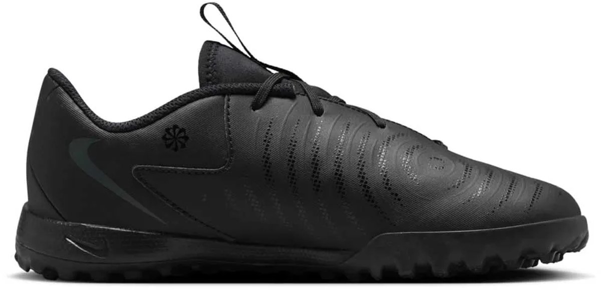 Zwarte Nike Phantom GX 2 Academy TF voetbalschoenen voor junioren, ontworpen voor precisie op kunstgrasvelden.