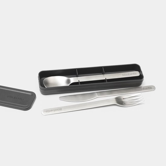 Service de couverts Brabantia avec cuillère, couteau et fourchette dans un étui de rangement gris foncé.