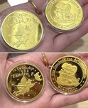 Twee gouden munten met op de ene kant een fee en de tekst 'Twinkeltje de Tanden Fee'.