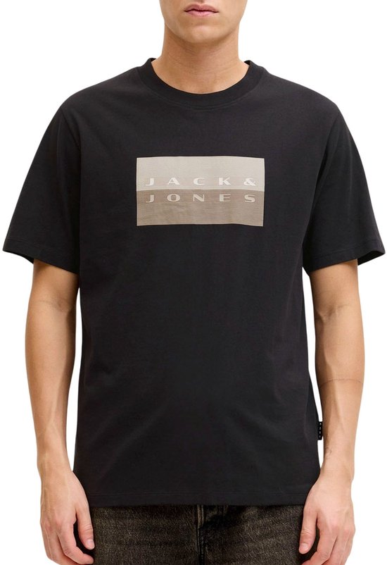 T-shirt noir avec un logo 'JACK & JONES' beige et marron à pois sur la poitrine.