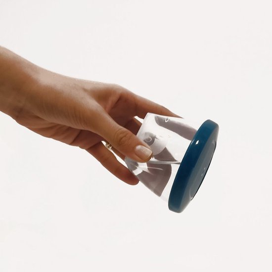 Hand die een doorzichtig bakje met blauw deksel vasthoudt.