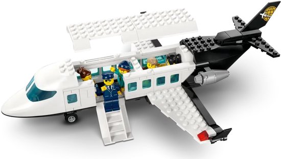 LEGO City vliegtuig, wit met zwarte motoren en staart, met piloot en passagiers.
