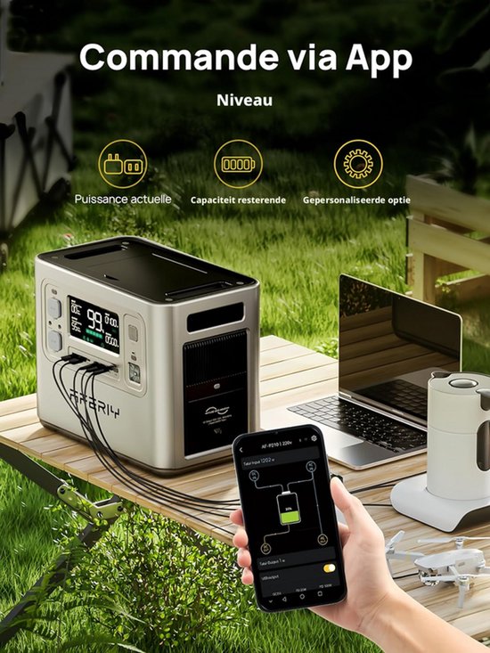 Zilveren AFERIY powerstation op een picknicktafel, bediend via smartphone app, naast een laptop en waterkoker.
