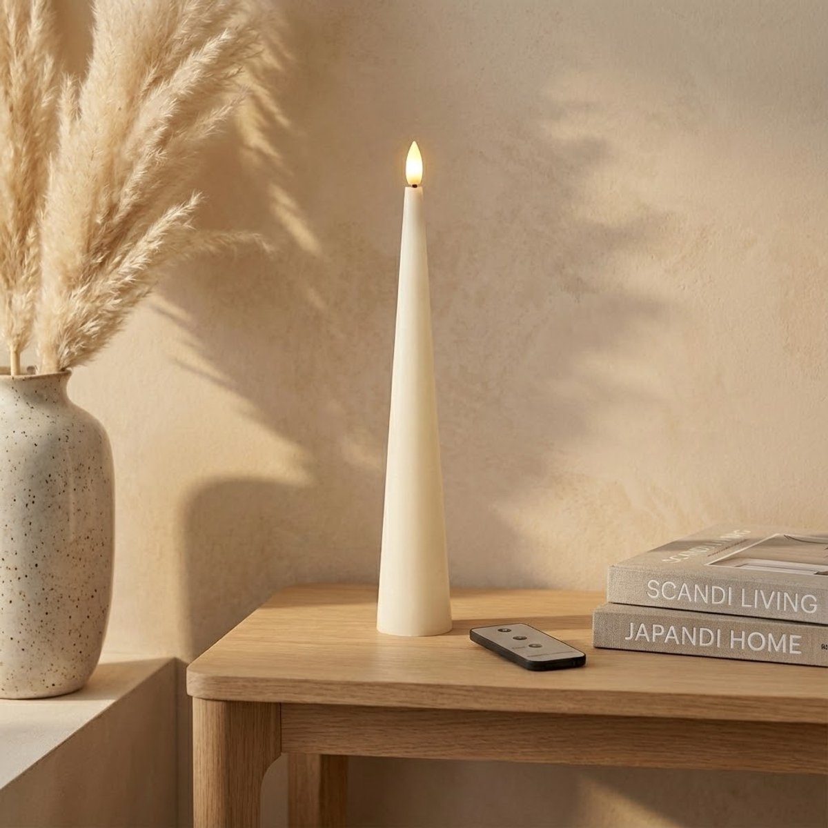 OMNIEXA LED kaars Kegelvorm Crème - 33,5 cm Hoog - Echte Was - Glad Cone Design - Met Afstandsbediening & Timer - 3D Vlam
