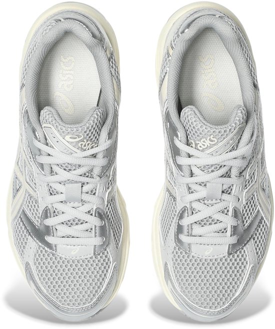 Bovenkant van grijze Asics Gel-1130 sneakers met crèmekleurige zool.