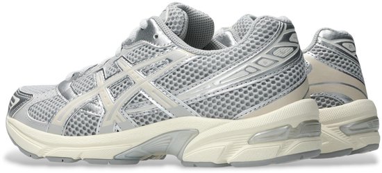 Grijze Asics Gel-1130 sneakers van mesh en synthetisch materiaal, gezien vanaf de zijkant.
