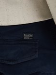 Close-up van het Petrol Industries label op de donkerblauwe cargobroek.