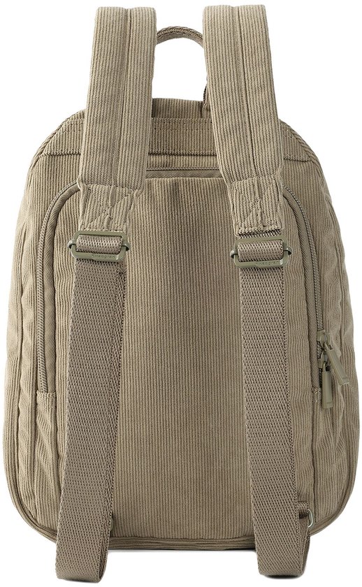 Achterkant van een beige ribfluwelen rugzak met verstelbare schouderbanden en ritsvak.