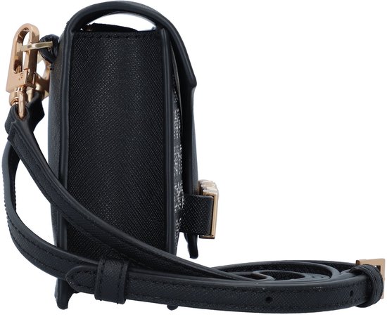 Zijkant van de zwarte DKNY tas met logo-print, goudkleurige details en crossbody band.
