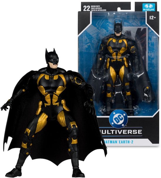 Batman Earth-2 actiefiguur, met gouden en zwarte pantsering en zwarte cape, naast de verpakking.