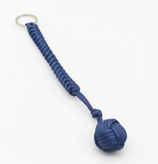 Donkerblauwe paracord sleutelhanger met een stalen bal aan het uiteinde.