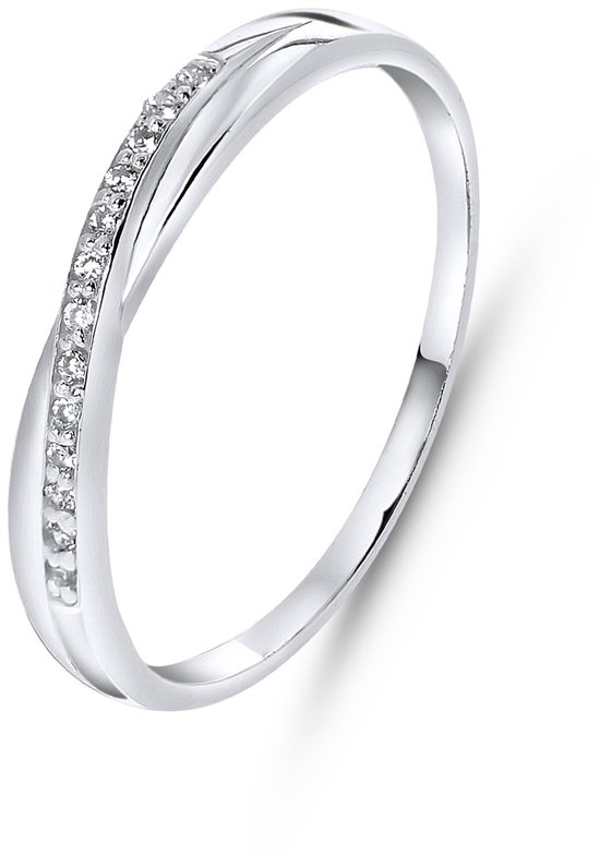 Een zilverkleurige ring met een gedraaid detail bezet met zirkonia.