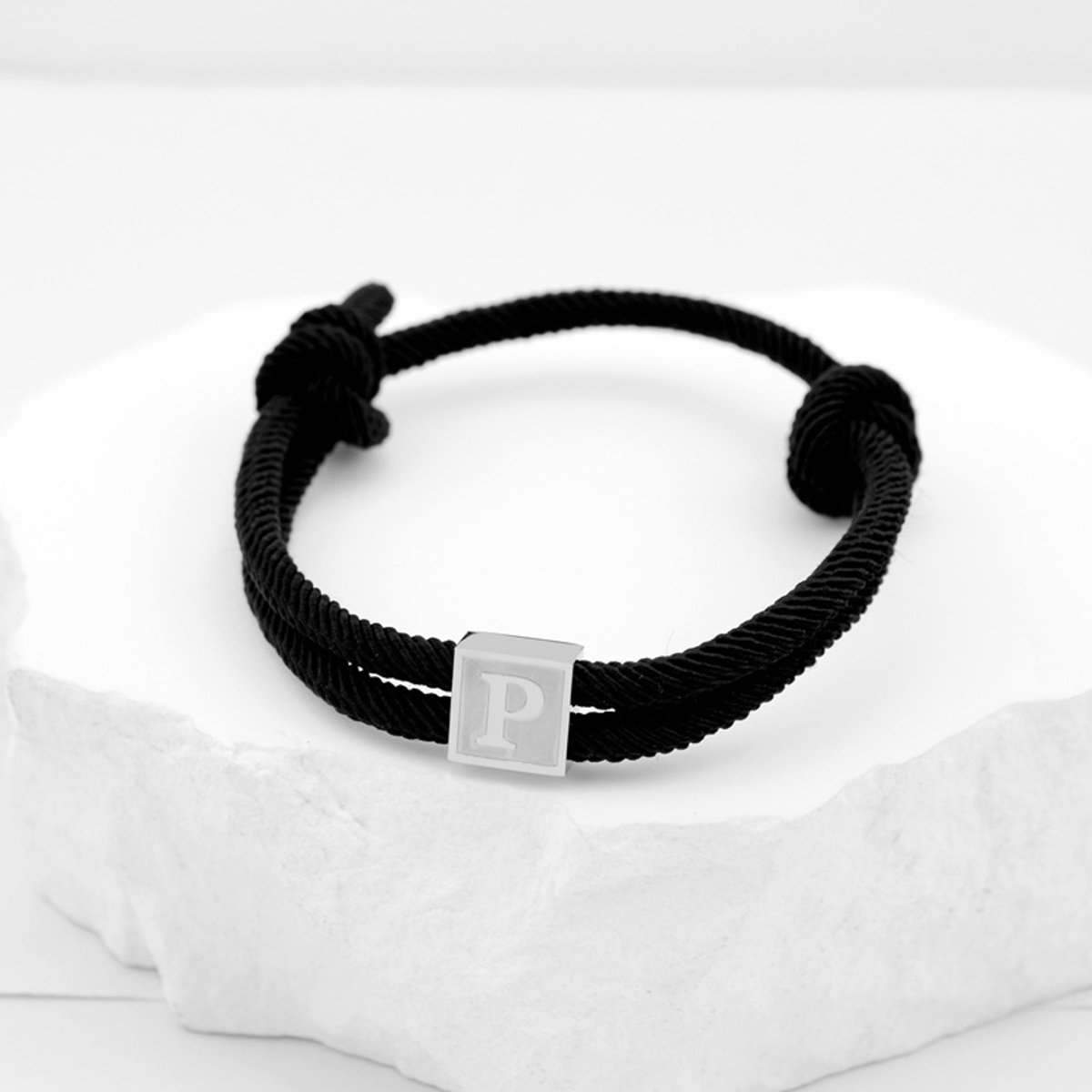 Handgeweven armband met hanger van roestvrij staal, letterarmband, zwarte gevlochten armband, verstelbaar, letter P