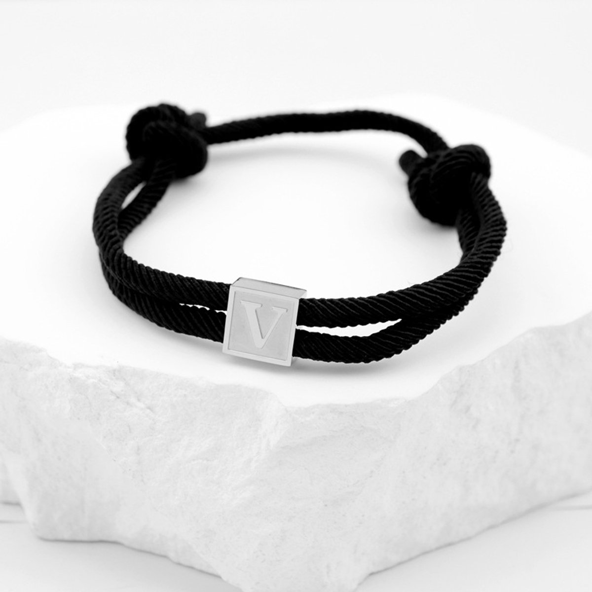 Handgeweven armband met hanger van roestvrij staal, letterarmband, zwarte gevlochten armband, verstelbaar, letter V