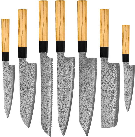 Zeven Japanse messen met houten handvatten en lemmeten met een gedetailleerd patroon.