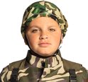Jongen met camouflage helm en militair uniform. De helm heeft een band met nep munitie.