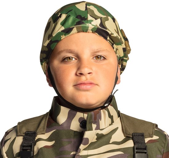 Jongen met camouflage helm en militair uniform. De helm heeft een band met nep munitie.