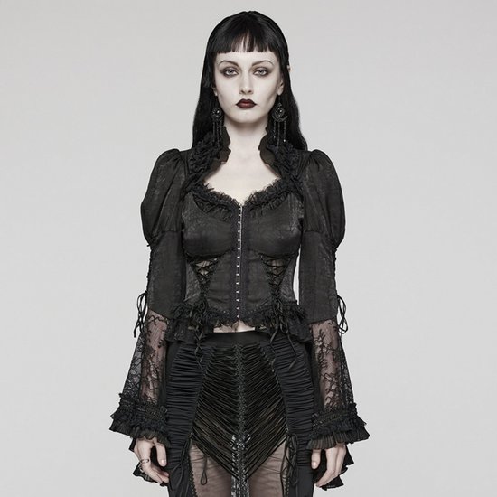 Model in zwarte, kanten blouse met hoge ruche kraag, korset sluiting en pofmouwen.