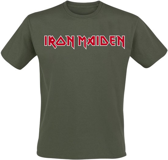 Groen T-shirt met rode Iron Maiden logo opdruk, staand model.