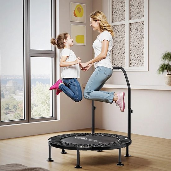 Vrouw en meisje springend op een zwarte fitness trampoline met handgreep in een woonkamer.