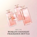 Drie flinterdunne, roze glazen parfumflesjes met gouden dopjes, zwevend tegen een zachtroze achtergrond.