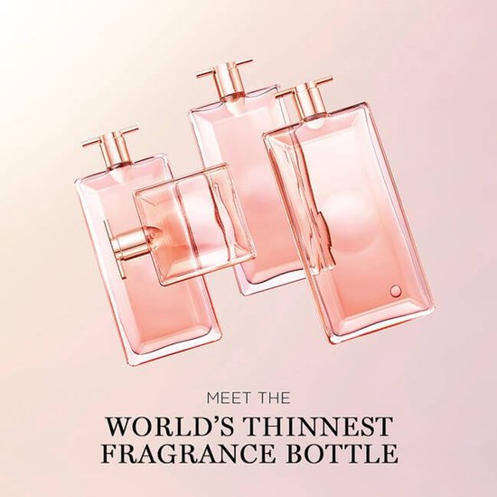 Drie flinterdunne, roze glazen parfumflesjes met gouden dopjes, zwevend tegen een zachtroze achtergrond.
