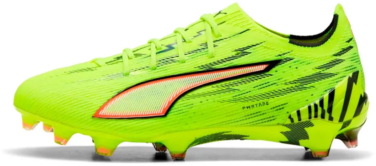 Puma Ultra 6 Ultimate FG voetbalschoenen in felgeel, met mesh bovenwerk en opvallende zwarte en oranje details. EU 39.