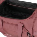 Dichtgevouwen roze sporttas met ritsen en handvatten.