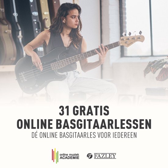 Een vrouw speelt op een zwarte basgitaar in een studio met tekst '31 GRATIS ONLINE BASGITAARLESSEN'.
