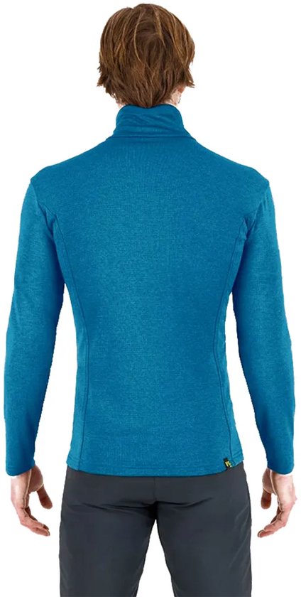 Le dos d'un homme portant un pull polaire bleu à col montant et manches longues.