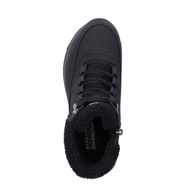 Zwarte Skechers laars van bovenaf gezien, met veters en bontkraag.