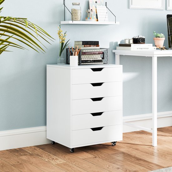 Witte rolcontainer met vijf laden, discreet geplaatst onder een bureau, met een plant en kantoorbenodigdheden.