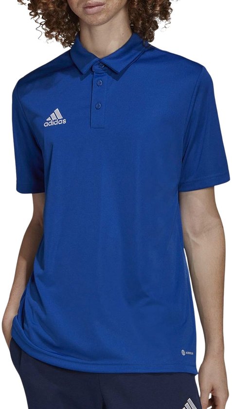 Blauwe Adidas polo voor heren met korte mouwen, opgestreken logo op borst.