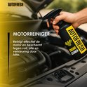 Een hand houdt een Autofresh motorreiniger spuitbus bij een open automotor. Tekst: "AUTOFRESH MOTORREINIGER".