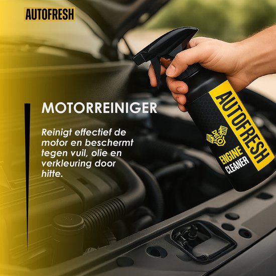 Een hand houdt een Autofresh motorreiniger spuitbus bij een open automotor. Tekst: "AUTOFRESH MOTORREINIGER".