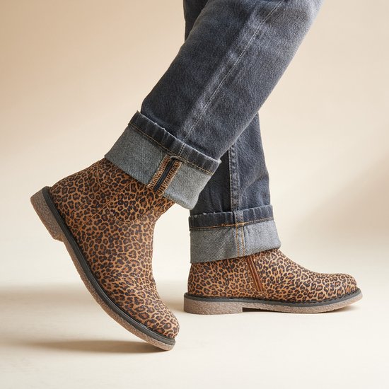 Bruine suède enkellaarsjes met panterprint en glitter, gedragen met een spijkerbroek.