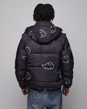 Man in zwarte puffer jas met witte wolkenprint, capuchon, gezien van de achterkant.