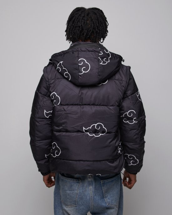 Man in zwarte puffer jas met witte wolkenprint, capuchon, gezien van de achterkant.
