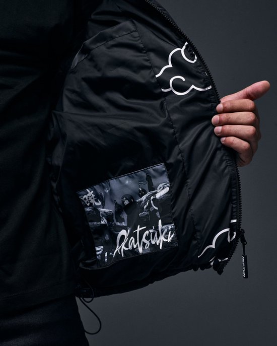 Binnenkant van zwarte puffer jas met 'Akatsuki' patch en witte wolkenprint aan de buitenkant.