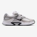 Witte Nike sneaker met zilveren en grijze accenten, en een zwarte swoosh.